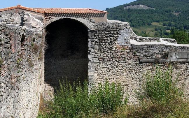 La zona intramuros de la muralla al lado de la iglesia de Andra Mari se convertir&aacute; en un jard&iacute;n urbano para actividades .