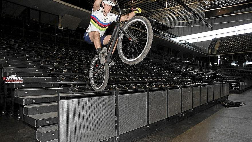 Diego Garrués realiza saltos con su bici en el exterior del Navarra Arena, donde ofrecerá una exhibición en el Campeonato del Mundo de X-Trial.