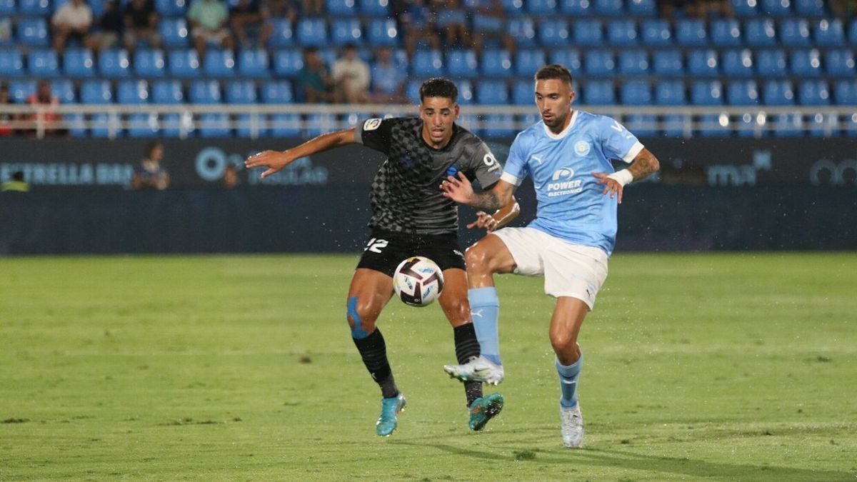 Abqar presiona atentamente a Darío, del Ibiza