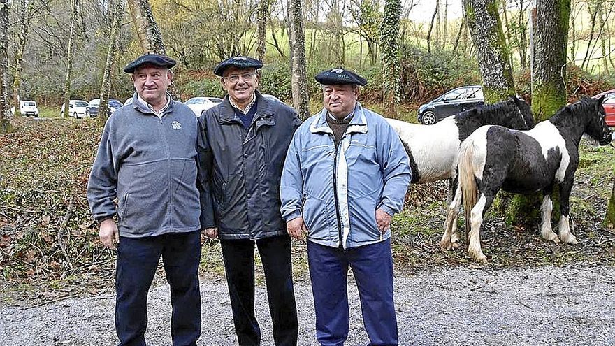 Pastores y ganaderos, homenajeados en la firma del acuerdo de facerías en Lizuniaga, en 2011. | FOTO: A.A.A.