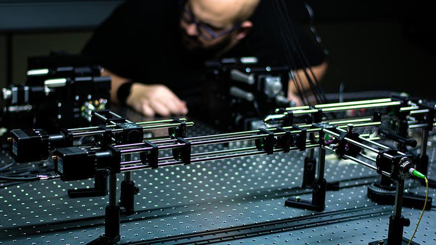 El investigador Ángel Ortega, alineando el sistema de óptica integrada.