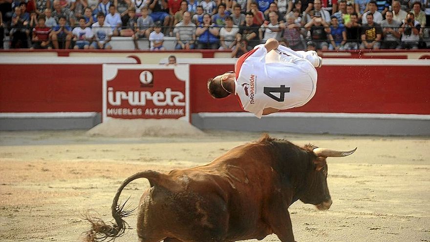 Un joven salta sobre el toro en una edición anterior del festival de recorte de Azpeitia.