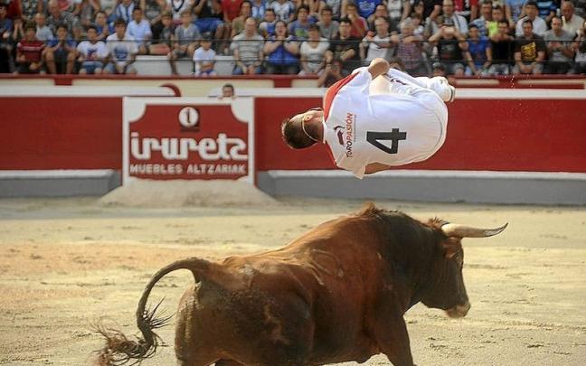 Un joven salta sobre el toro en una edición anterior del festival de recorte de Azpeitia.