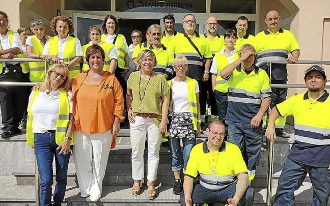 Etxebarria y Mart&iacute;nez recibieron a los empleados de este nuevo Plan de empleo municipal.