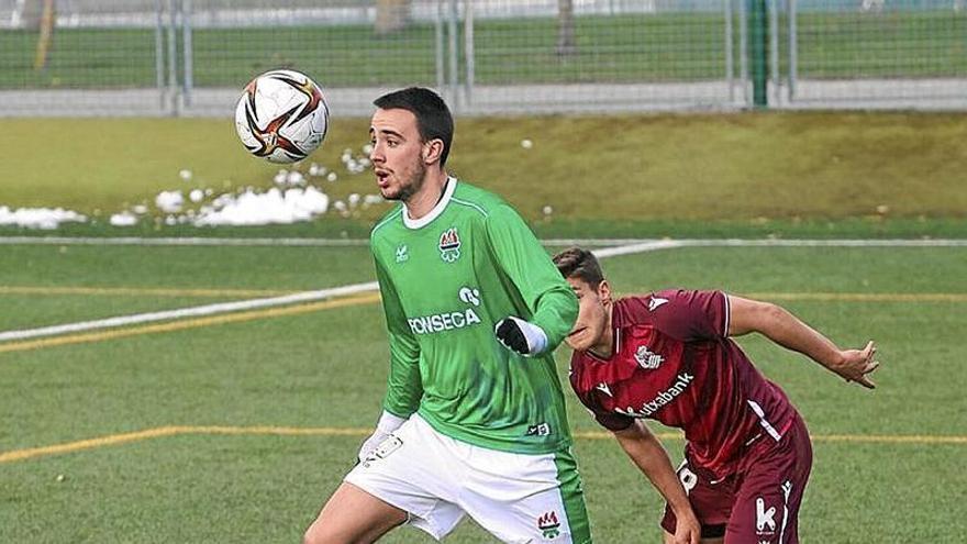 Eneko Ezkurra, controlando un balón. | FOTO: OSKAR MONTERO