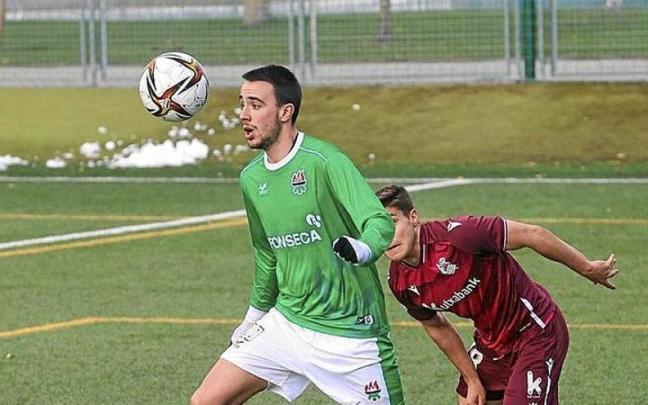 Eneko Ezkurra, controlando un balón. | FOTO: OSKAR MONTERO