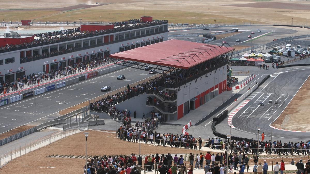 Público asistente a la inauguración del Circuito de Navarra en 2010.