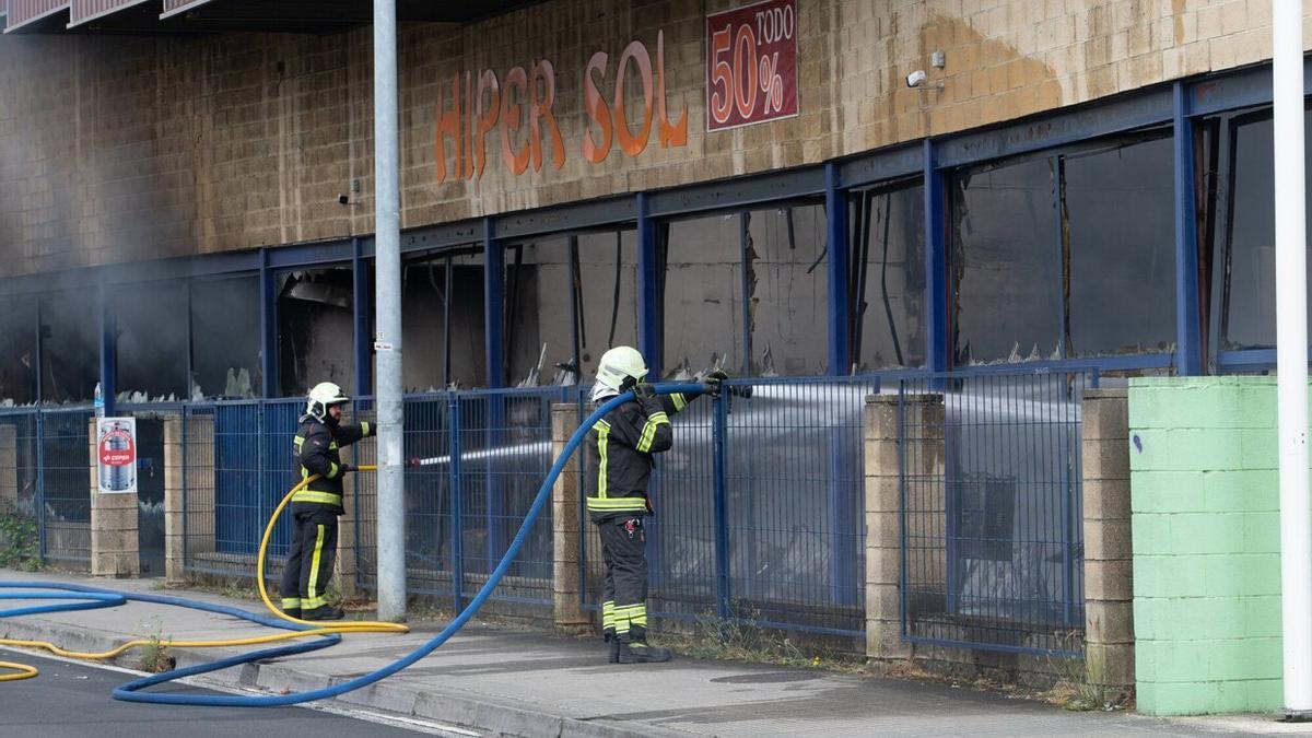 Bomberos apagan el fuego en el bazar chino.