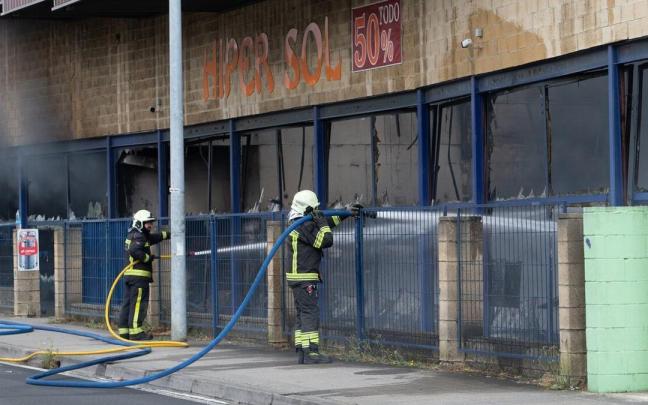 Bomberos apagan el fuego en el bazar chino.
