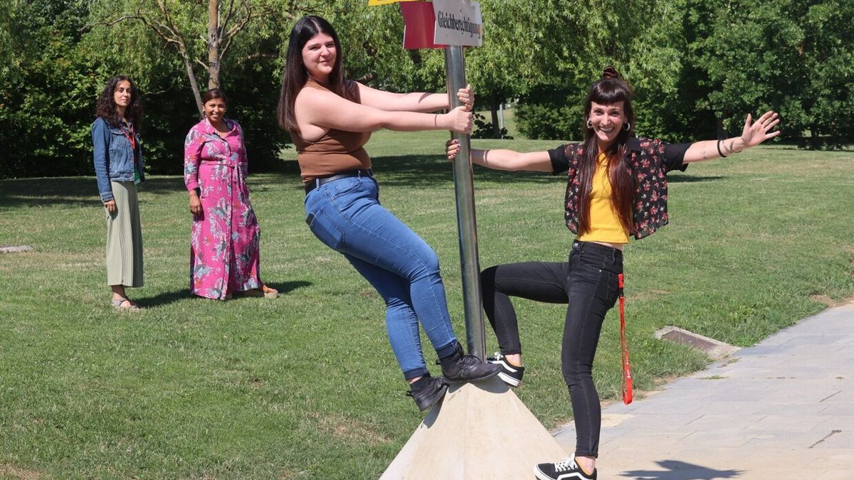 Raisan Latasa y Verónica Jiménez, las educadoras de calle del Valle de Egüés, sonríen agarradas al cartel de la igualdad.