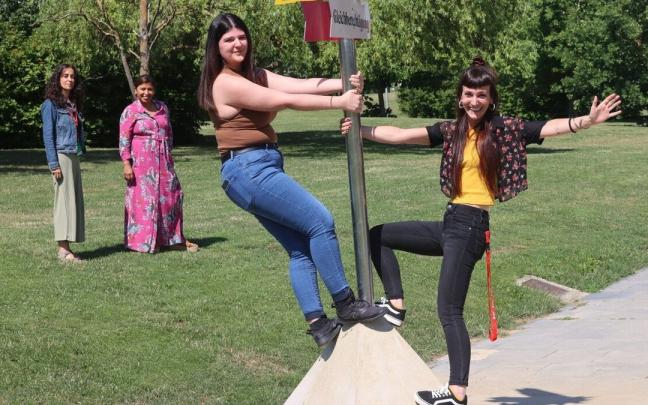 Raisan Latasa y Verónica Jiménez, las educadoras de calle del Valle de Egüés, sonríen agarradas al cartel de la igualdad. Raisan Latasa y Verónica Jiménez, las educadoras de calle del Valle de Egüés, sonríen agarradas al cartel de la igualdad.