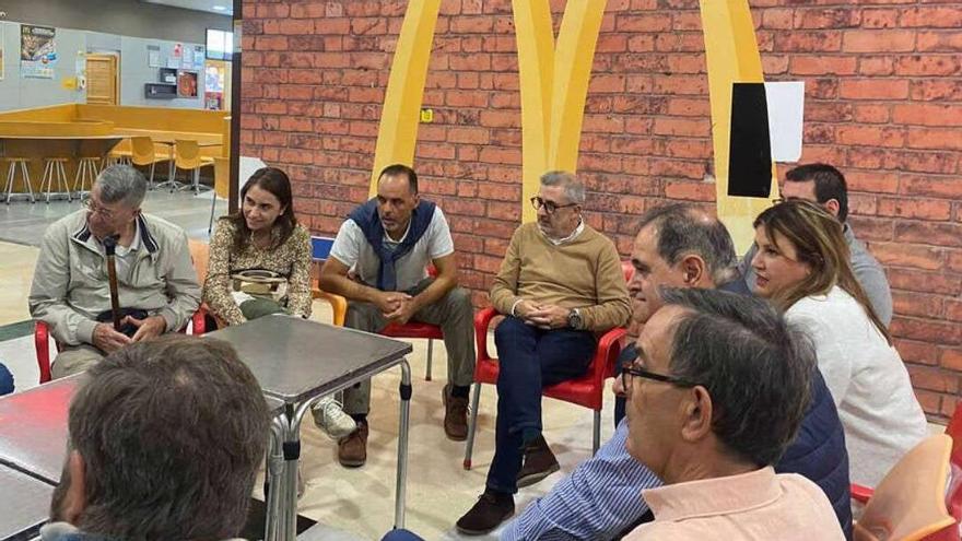 La cúpula de Ciudadanos en Alicante, reunida en un McDonald's.