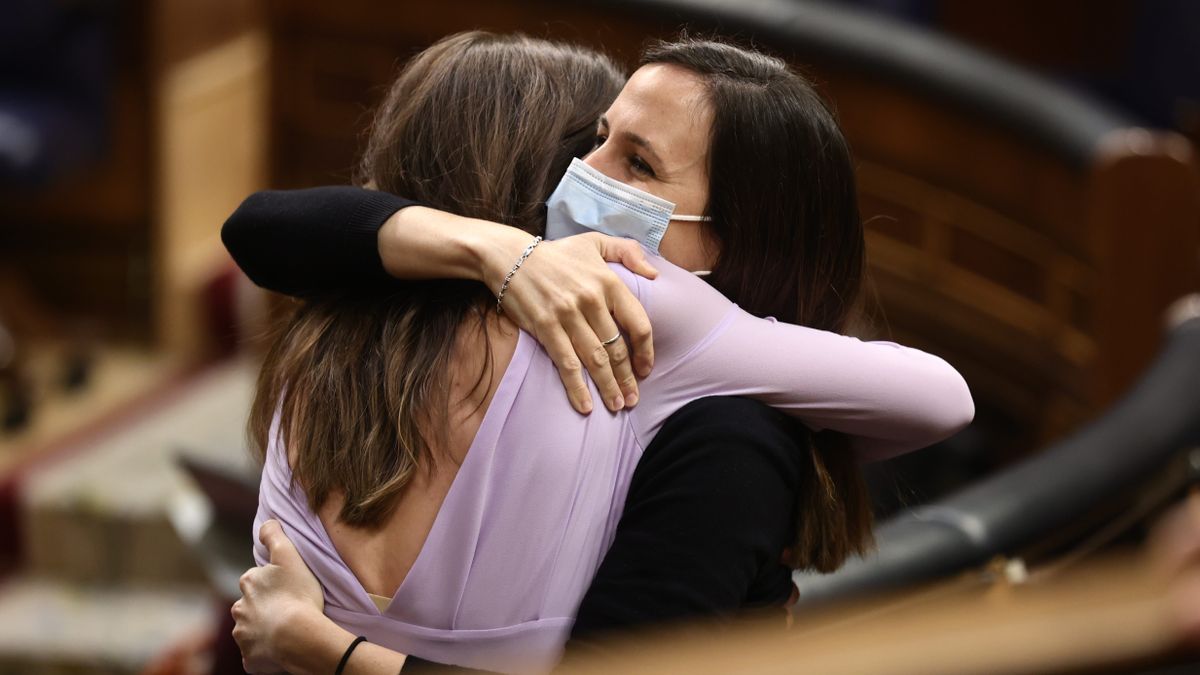 Irene Montero y Ione Belarra se abrazan durante la aprobación de la ley en el Congreso.