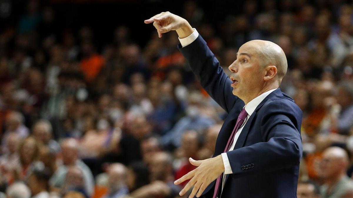 Joan Peñarroya durante el partido de la primera jornada de la Euroliga entre Valencia