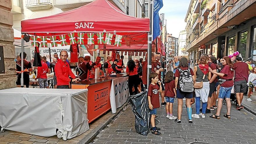 Zumaiarras en la txosna de la calle Erribera disfrutando del Día del Pulpo.