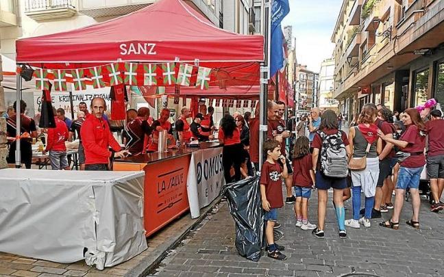Zumaiarras en la txosna de la calle Erribera disfrutando del Día del Pulpo. Zumaiarras en la txosna de la calle Erribera disfrutando del Día del Pulpo.