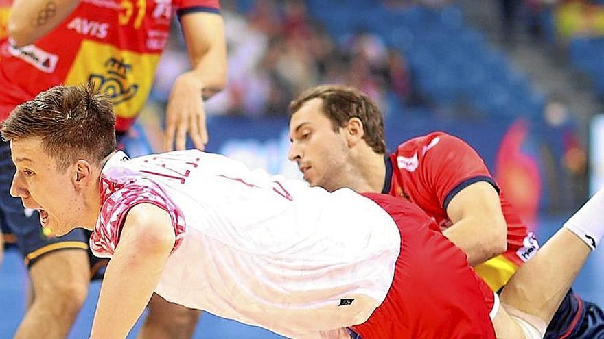 Kauldi Odriozola, en una acción defensiva contra Polonia. | FOTO: EFE