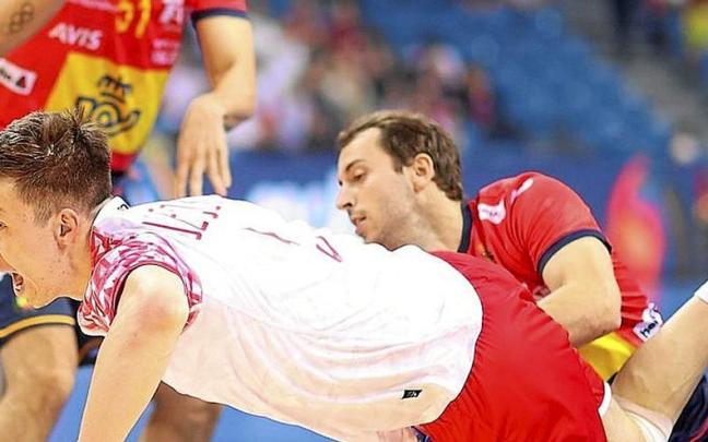 Kauldi Odriozola, en una acción defensiva contra Polonia. | FOTO: EFE Kauldi Odriozola, en una acción defensiva contra Polonia. | FOTO: EFE
