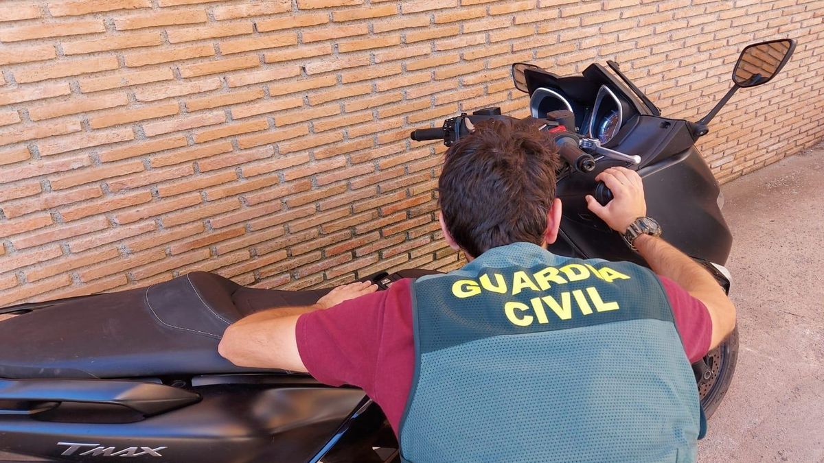 Imagen de archivo de un guardia civil junto a una moto.