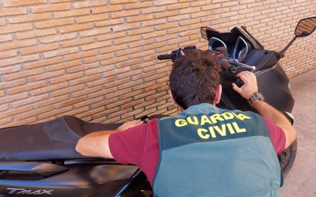Imagen de archivo de un guardia civil junto a una moto. Imagen de archivo de un guardia civil junto a una moto.