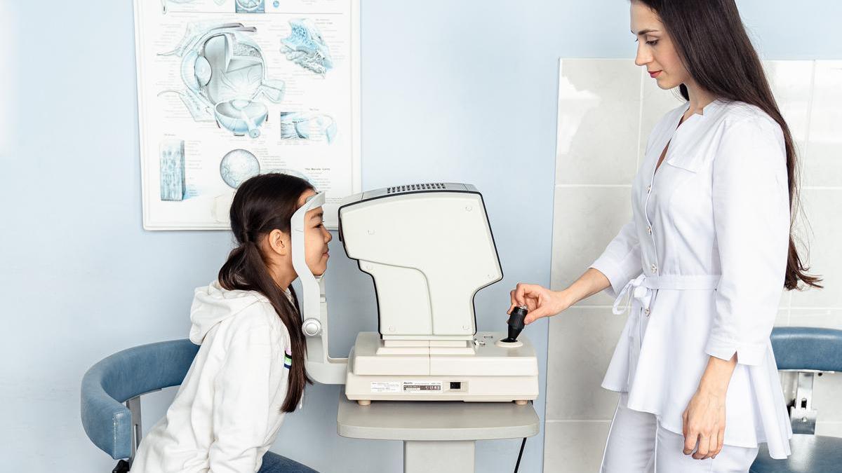 En la actualidad hospitales y clínicas ya cuentan con ópticos-optometristas en sus consultas oftalmológicas y ha quedado patente el beneficio que esto supone para la salud del paciente.