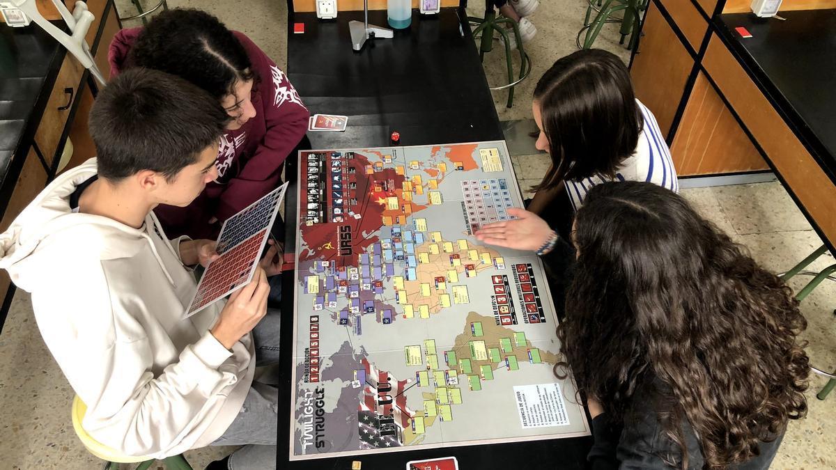 Cuatro estudiantes del IES Padre Moret-Irubide juegan con un tablero.