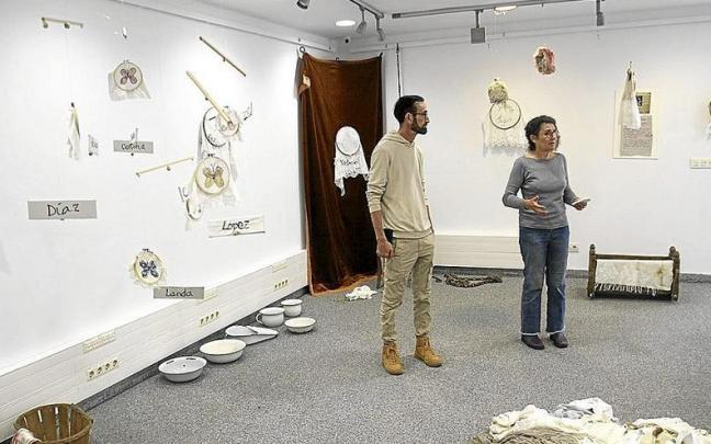 El delegado de Memoria Hist&oacute;rica de Irun, Santi Jim&eacute;nez, y Lidia Mart&iacute;n, comisaria de &lsquo;Papillons&rsquo;. | FOTO: N.G.