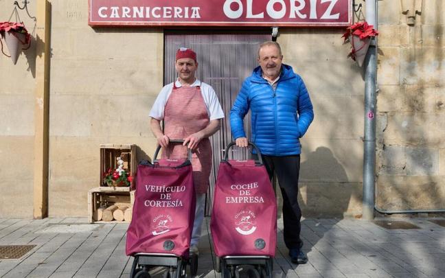 Félix Ilarraz y Juan José Olóriz posan en el exterior de la carnicería con los ‘vehículos motorizados’ con los que realizan los pedidos a domicilio. Félix Ilarraz y Juan José Olóriz posan en el exterior de la carnicería con los ‘vehículos motorizados’ con los que realizan los pedidos a domicilio.