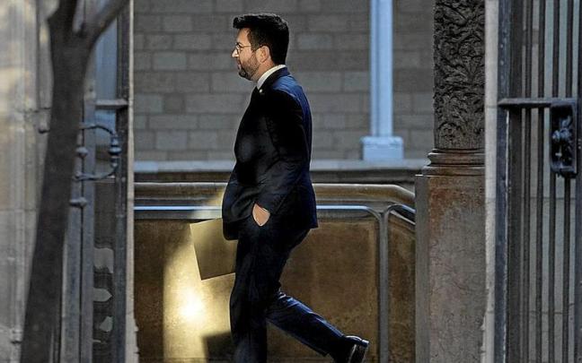 Pere Aragon&egrave;s, dirigi&eacute;ndose a la reuni&oacute;n semanal del Govern. | FOTO: EFE