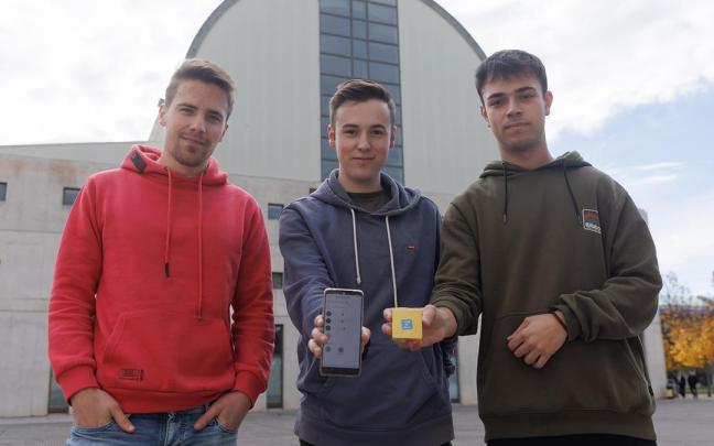 Los estudiantes que han desarrollado la aplicación, en la UPNA: Markel Iruretagoyena Zariquiegui, Xabier Erro Cancel y Jesús Martínez de Lapuente Lacalle.