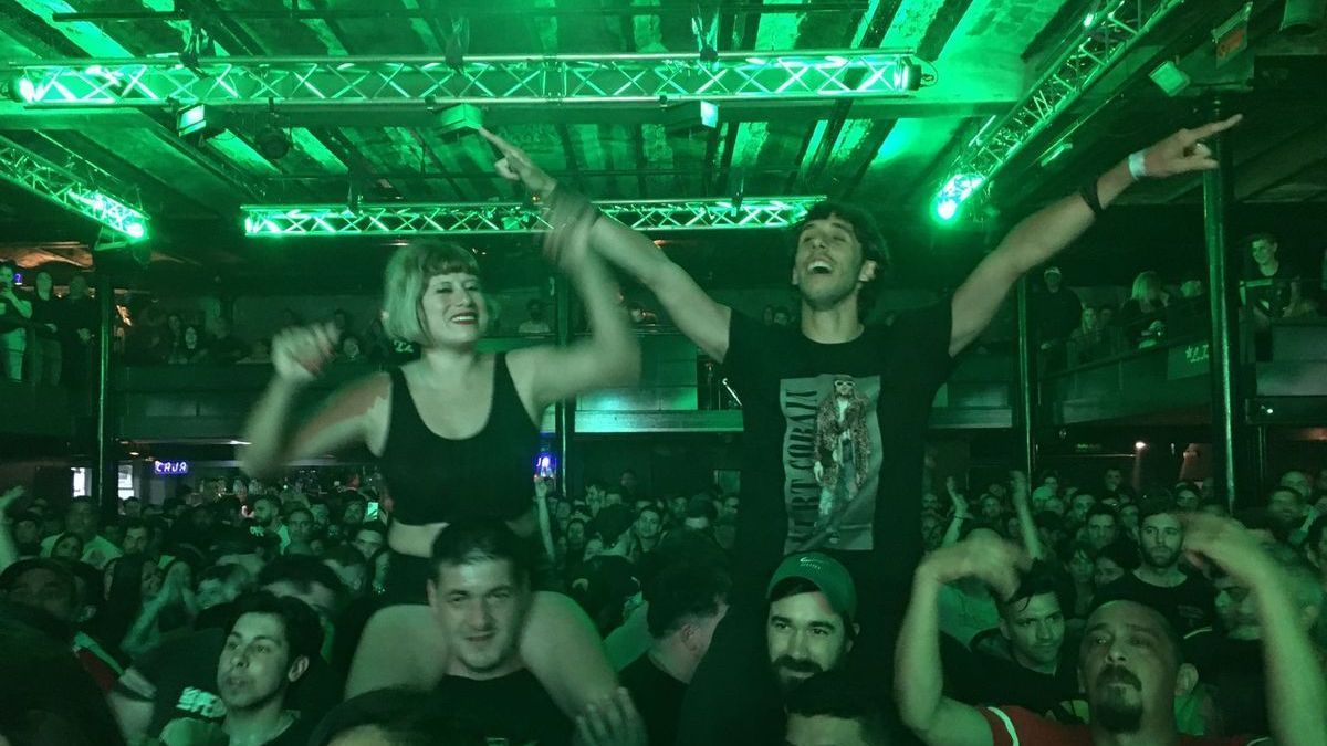 Robles, aupado por el público tras su actuación.