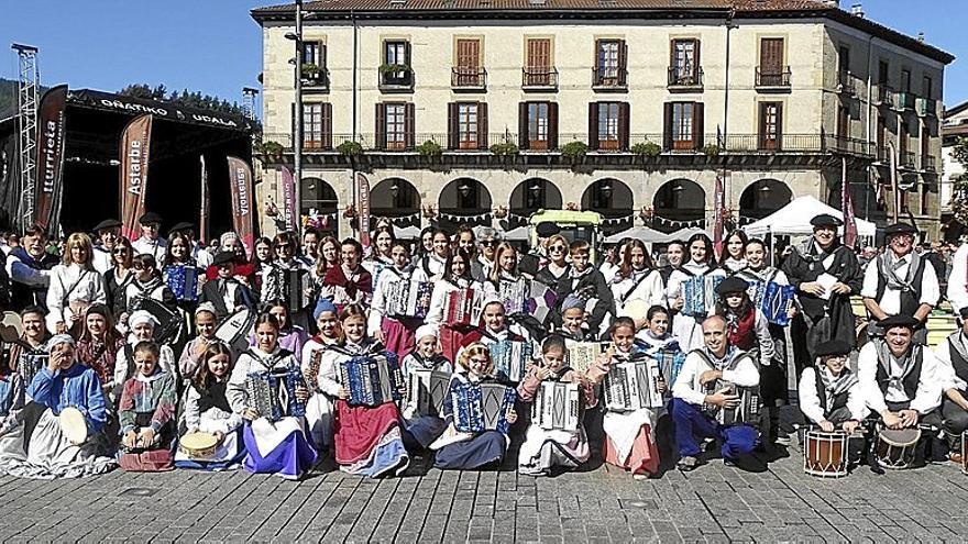 La gran familia de trikitilaris de Jos&eacute; de Azpiazu Musika Eskola y la banda de txistularis Aita Madina marcaron el ritmo de la maratoniana jornada festiva.