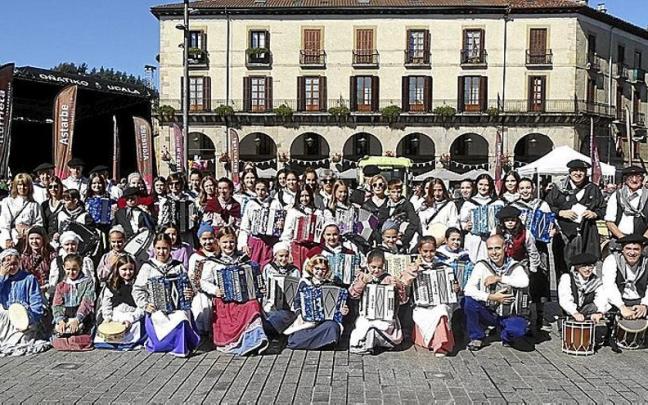 La gran familia de trikitilaris de José de Azpiazu Musika Eskola y la banda de txistularis Aita Madina marcaron el ritmo de la maratoniana jornada festiva. La gran familia de trikitilaris de José de Azpiazu Musika Eskola y la banda de txistularis Aita Madina marcaron el ritmo de la maratoniana jornada festiva.
