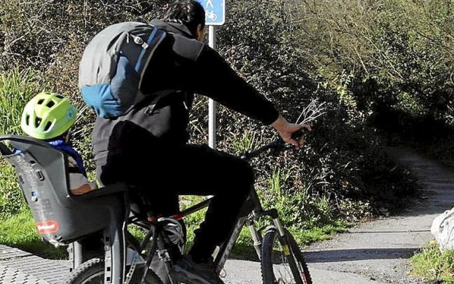 Un ciclista accede al camino que acoger&aacute; un bidegorri. | FOTO: I. AZURMENDI