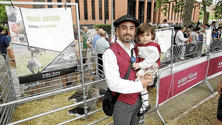 Aita bat bere haurra beso artean duela. | ARGAZKIA: J. C.