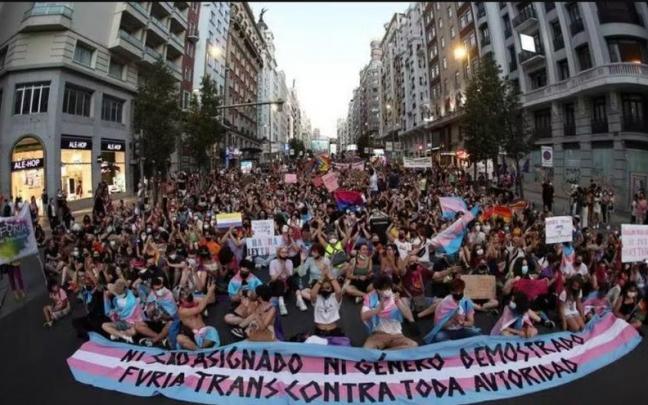 Imagen de archivo de una manifestación en defensa del colectivo trans. Imagen de archivo de una manifestación en defensa del colectivo trans.