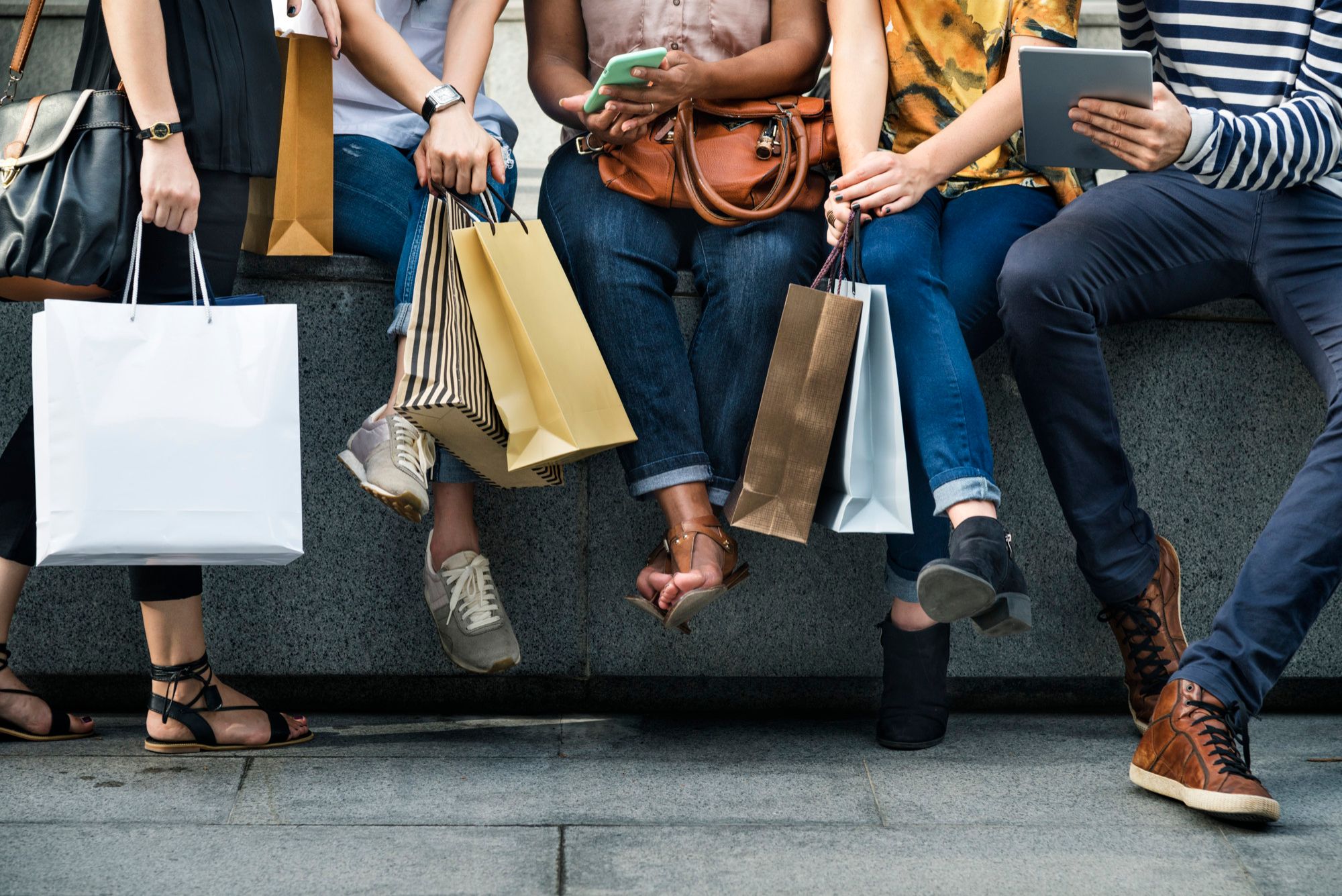 Un grupo de amigos descansa tras una tarde de compras.