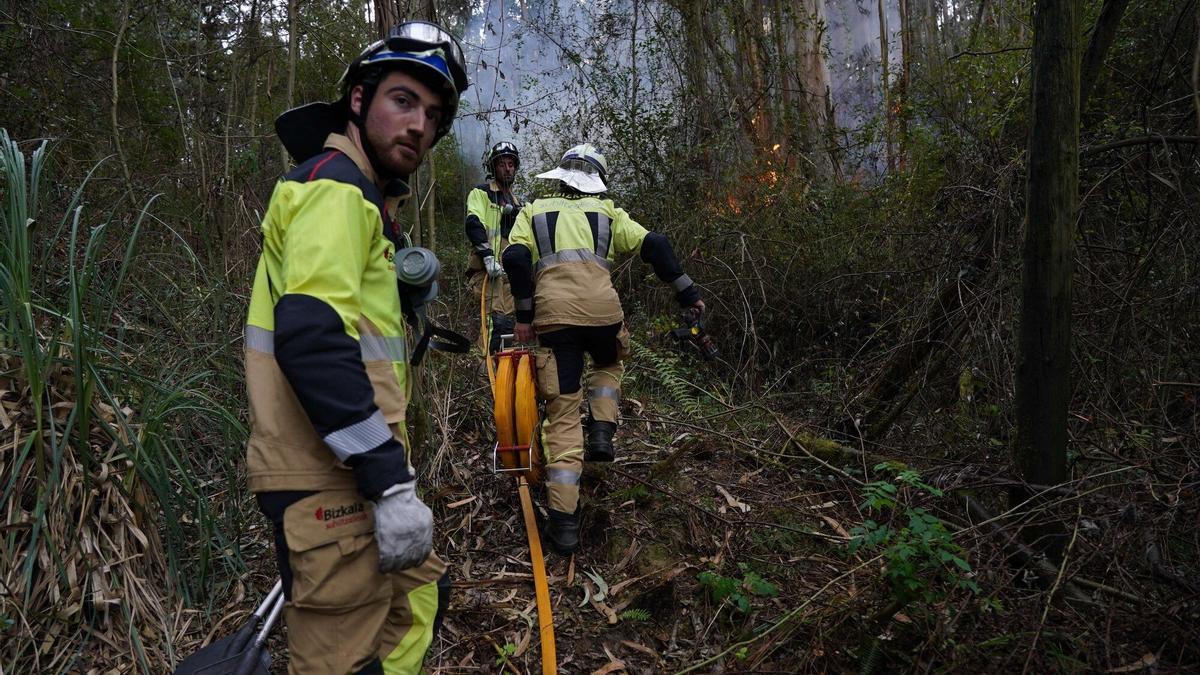 Unas 30 personas combatieron el fuego en Meatzaldea.