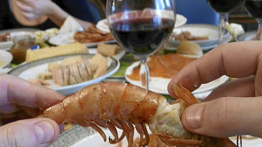 Distintos platos en la mesa de una comida navideña.