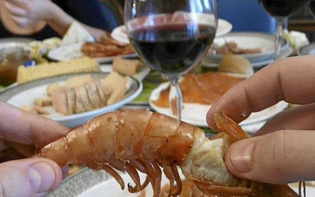 Distintos platos en la mesa de una comida navideña.