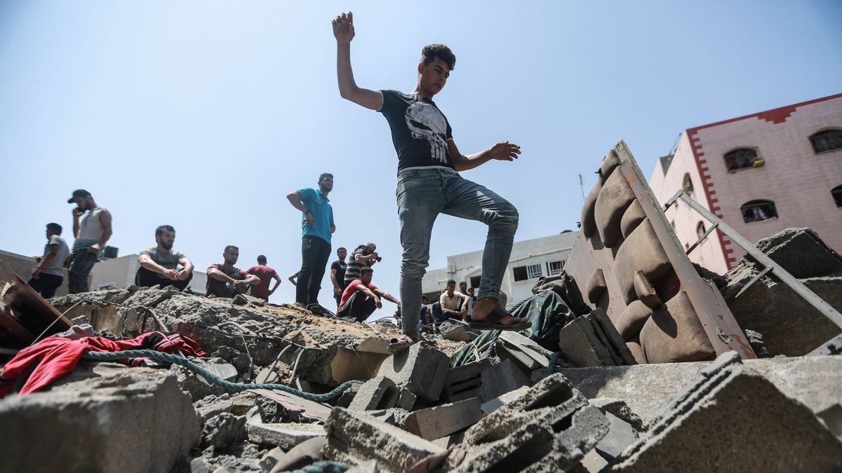 Ciudadanos palestinos observan un edificio destruido por Israel en Gaza
