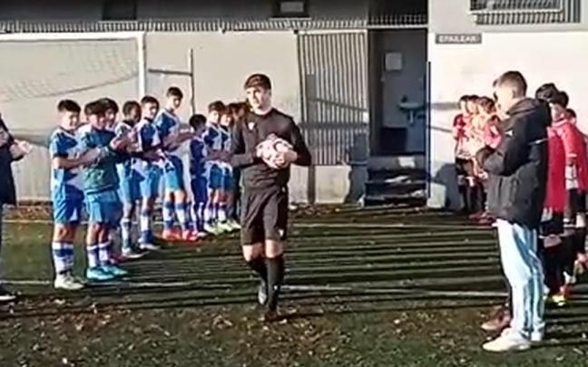 Los jugadores del Trintxerpe y sus rivales han realizado un pasillo a los &aacute;rbitros.