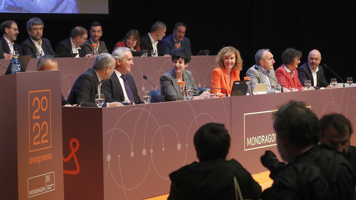 El consejo del Grupo Mondragon se reunió ayer en Donostia.