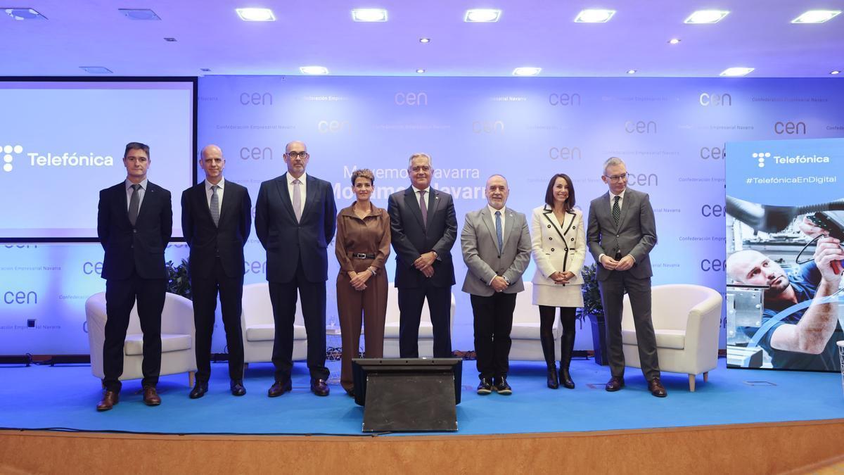 (Izda-dcha) Roberto Mercero, director de Telefónica en Navarra; César Arraiza, de Viscofan; Emilio Gayo, presidente de Telefónica España; María Chivite, presidenta del Gobierno; Emilio Gayo, presidente de Telefóni