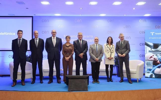 (Izda-dcha) Roberto Mercero, director de Telefónica en Navarra; César Arraiza, de Viscofan; Emilio Gayo, presidente de Telefónica España; María Chivite, presidenta del Gobierno; Emilio Gayo, presidente de Telefóni