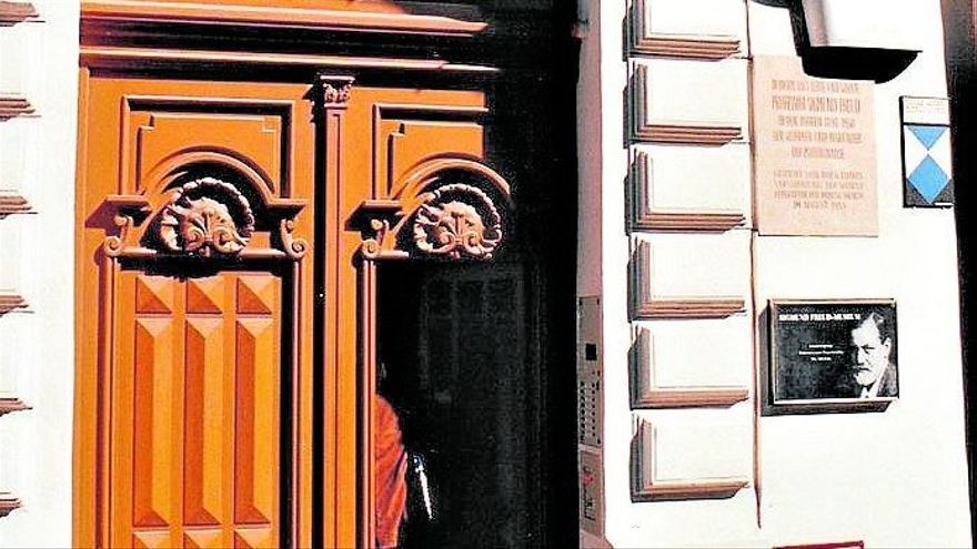 La entrada al estudio de Freud, en el número 19 de la calle Berggasse de Viena.