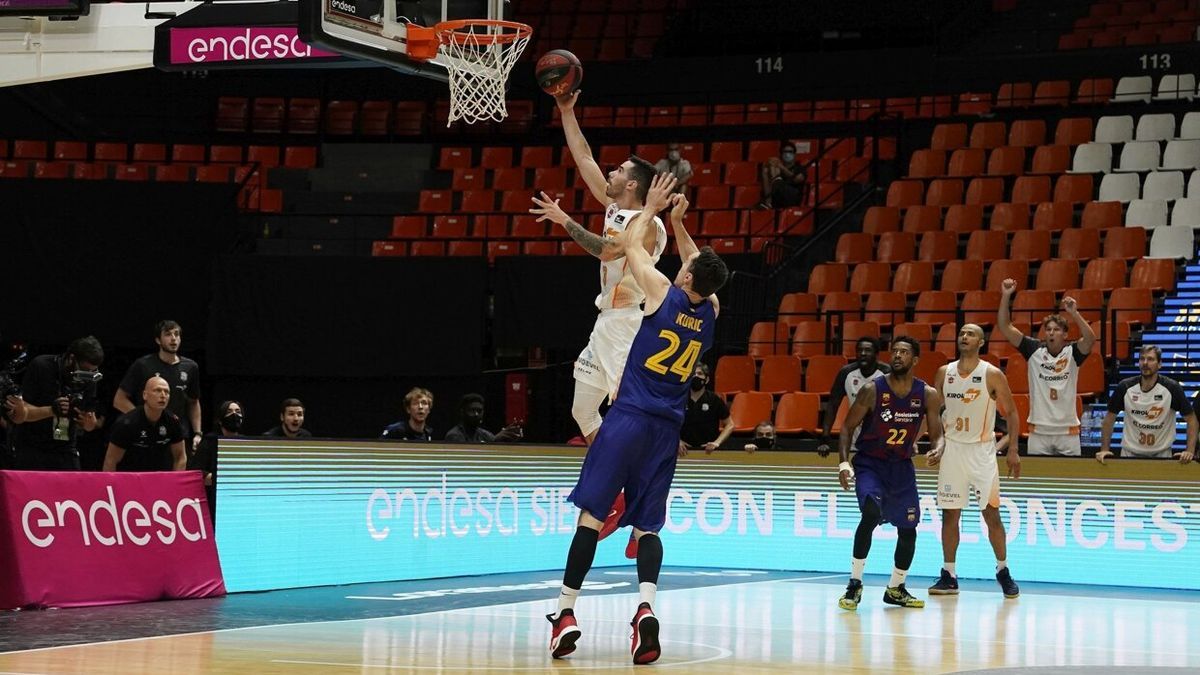 Vildoza anota a aro pasado la canasta ante el Barcelona que dio la cuarta liga al Baskonia en la burbuja de Valencia