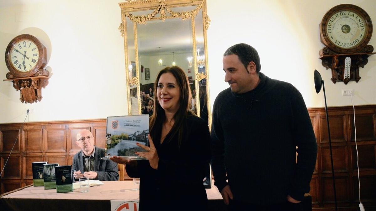 Aitor Bazterrika, alcalde de Elizondo, entregó un obsequio a Dolores Redondo.