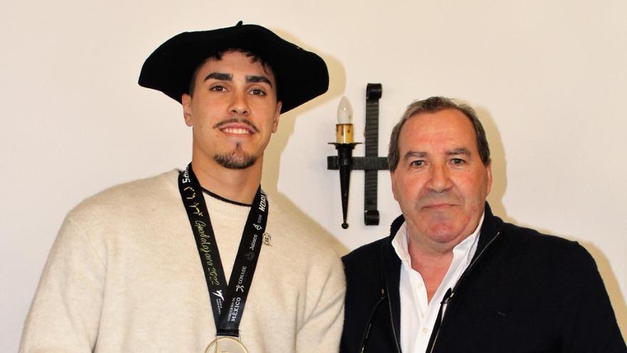 Andoni Cintado junto al alcalde, Karlos Idirin, con la medalla.
