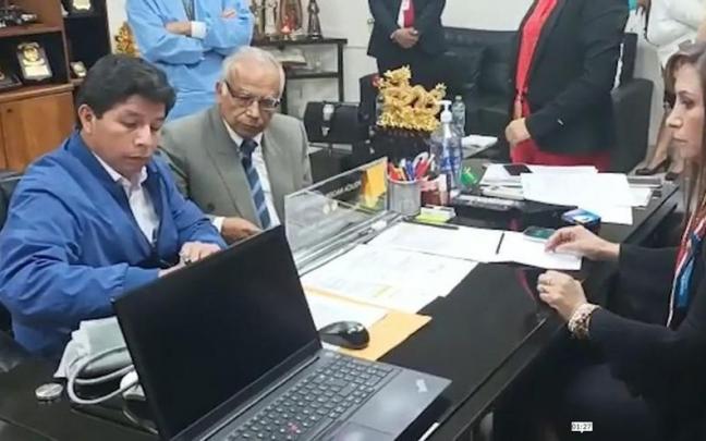 Pedro Castillo ante la fiscal de Perú, Patricia Benavides Vargas, durante su detención.